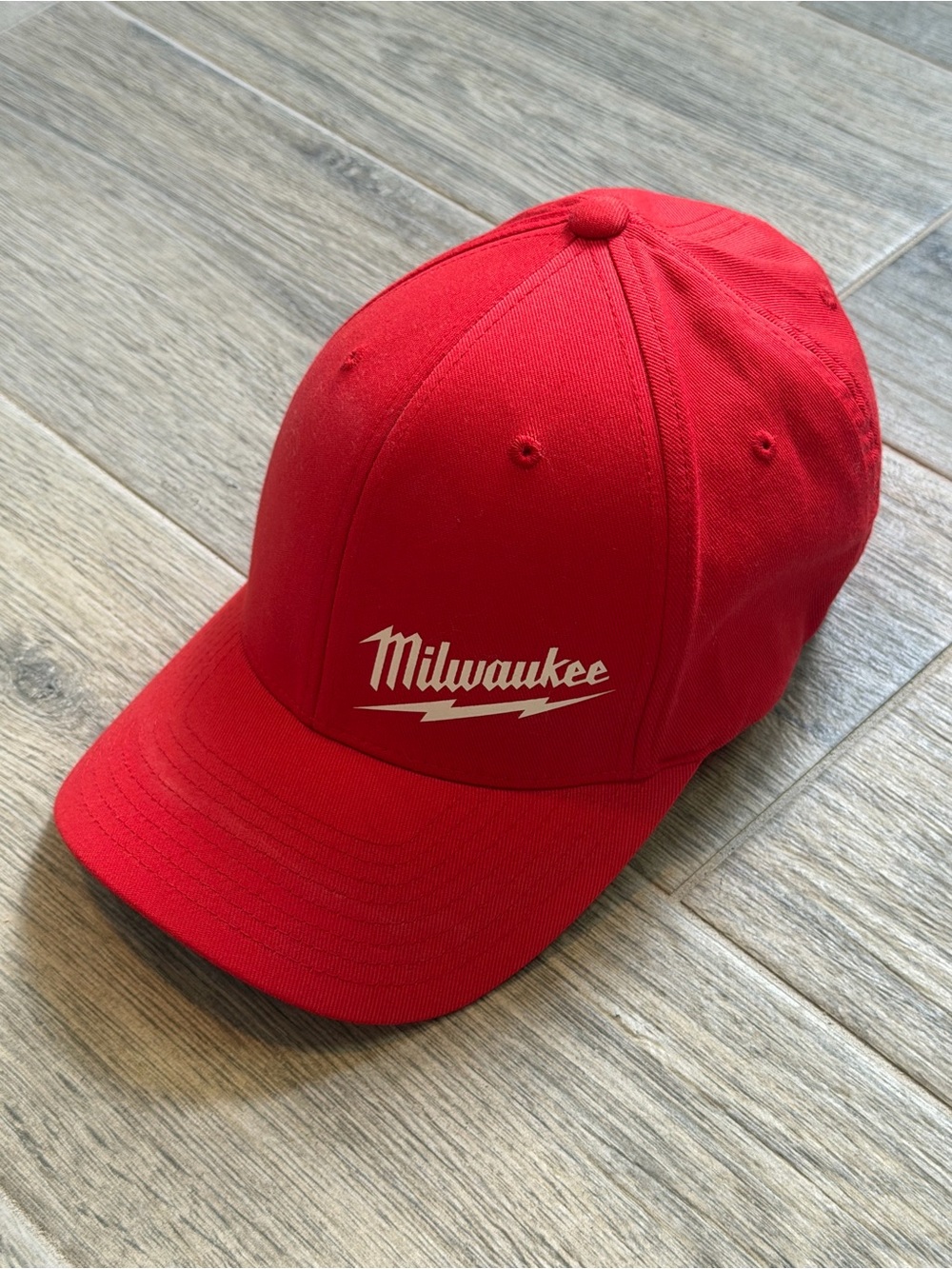 Milwaukee 504R-LXL Red Fitted
Hat Size L- XL Like New